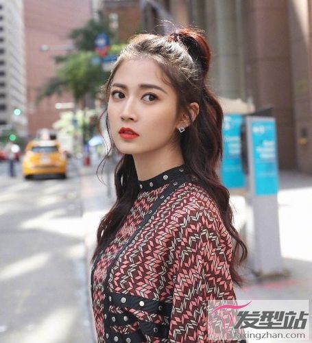 这款马尾发型属于中分低扎马尾,发丝梳理得一丝不苟,非常整齐,戴上