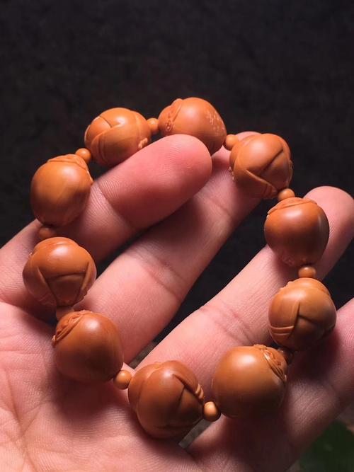 胡小兰橄榄核雕工作室作品和气生财核雕财神纯手工核雕手串