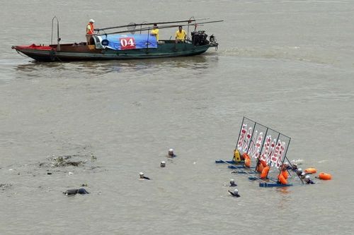 武汉横渡长江活动遭遇浮尸 队员措手不及(图)