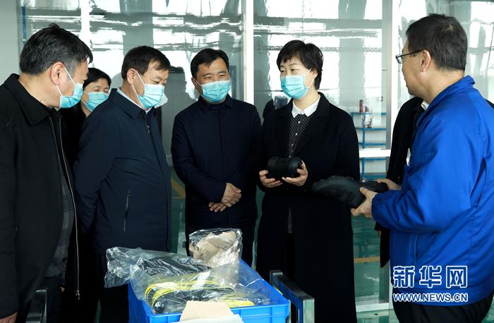 吴海燕(右二)在睢县三台制鞋产业园调研(2021年3月3日摄).