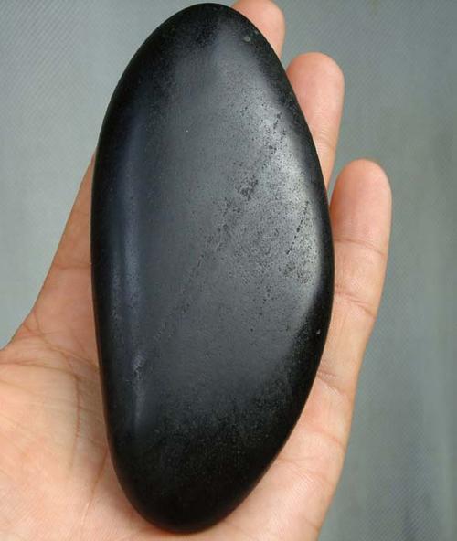 和田墨玉的价格取决于墨玉的玉质怎样,玉质好当然价格就高.