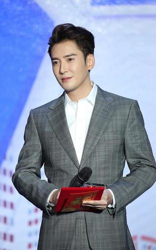 韩栋帅气亮相"城市之星" 绅士优雅斩获"最佳男演员"