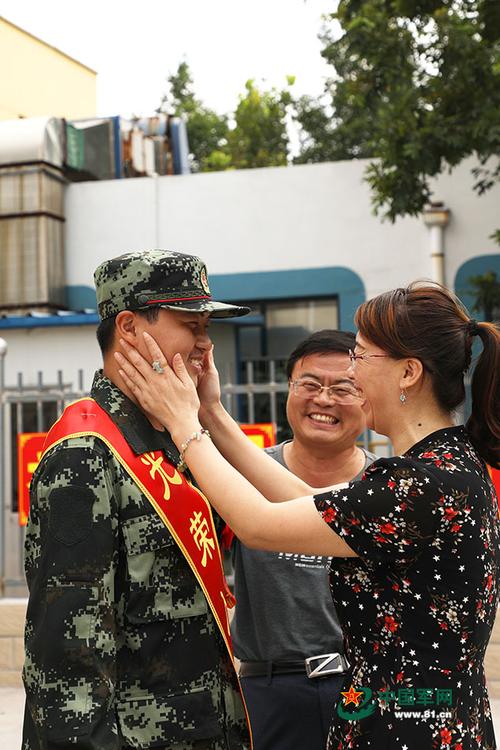 母亲喜送儿子参军.
