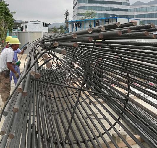 12#墩柱螺旋钢筋安装焊接完成100%,3人作业