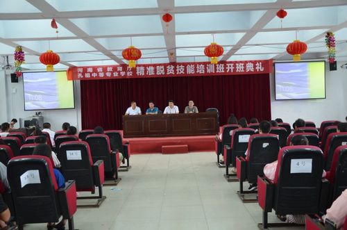 首页 学校动态 > 最新动态  校长刘向阳参加开班仪式并讲话.