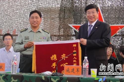 学校向66391部队赠送锦旗结营典礼的最后,学校向66391部队赠送锦旗.