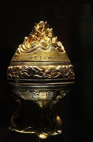 我国古代有焚香的习俗,或是燃香洁室或是熏衣染被,而在焚香器物中