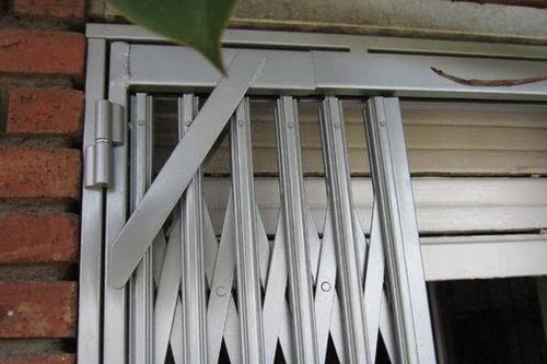 如今家里装这种防盗窗才是首选能轻松伸缩折叠小偷来了也不怕