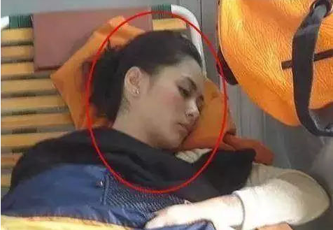 阿娇睡觉居然睁着眼睛?估计是有点半睡半醒,整个人比较昏沉.