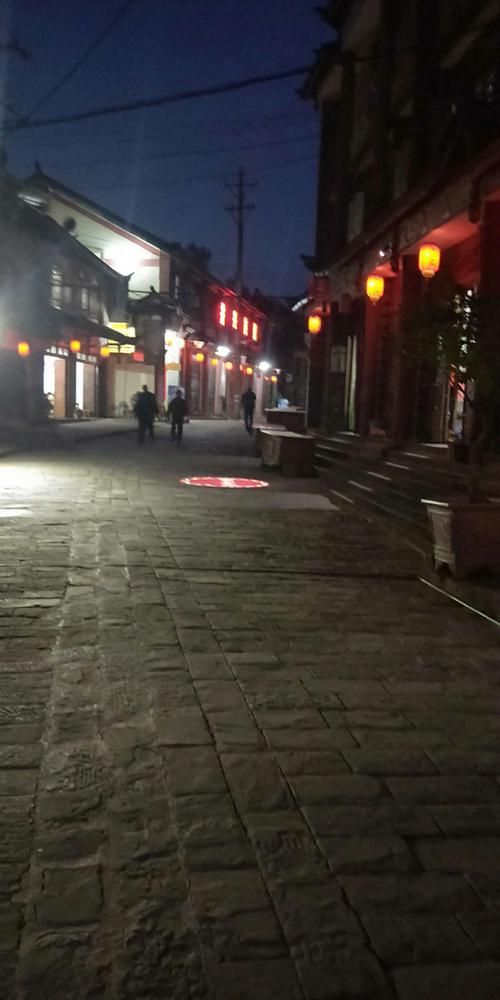 半夜里偶尔一趟火车路过的汽笛声,让人感觉是活在一个曾经的世纪.