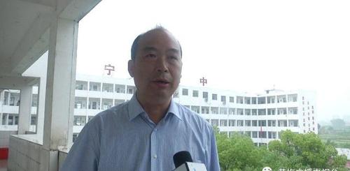 黄梅县华宁高中校长许建雄:当前的高考冲刺阶段 我们注重学生的心理