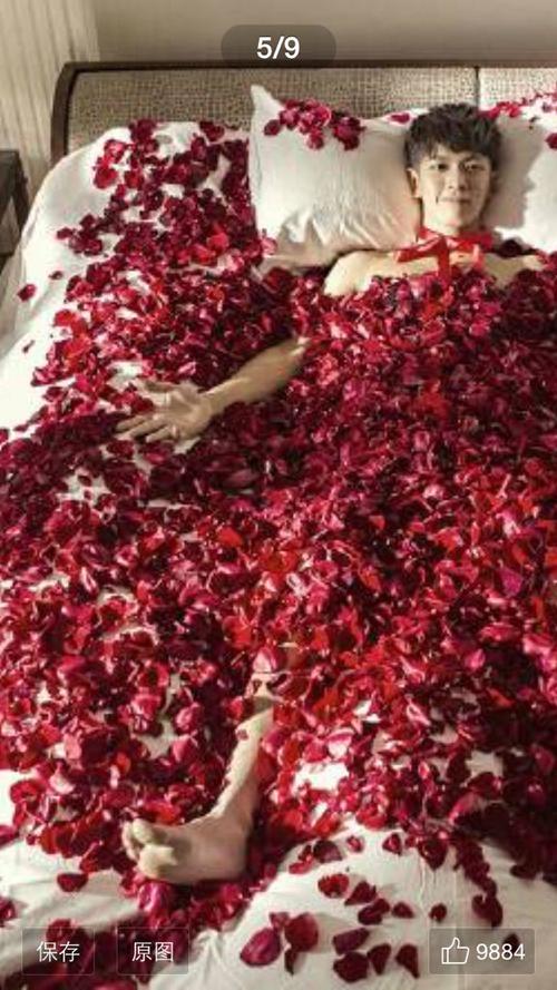 为什么柯震东的脚前半部分是黑色的