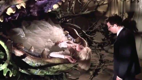 食人花:美女死掉后,小伙不舍得拿去埋,竟然拿去喂食人花!