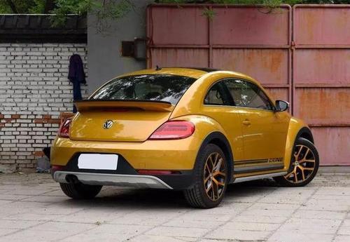 400万宾利撞30万甲壳虫,结果一分钱一分货这辆车被撞的好没面子