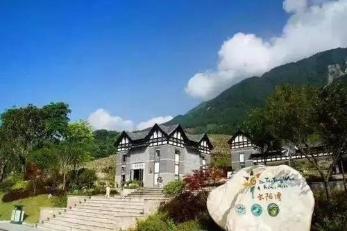 花期旺季期间30元 开放时间:9:00-18:00 地址:成都市彭州市丹景山镇彭