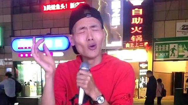 这是神经哥失散多年的兄弟吗?长的太像了,唱歌表情也很像