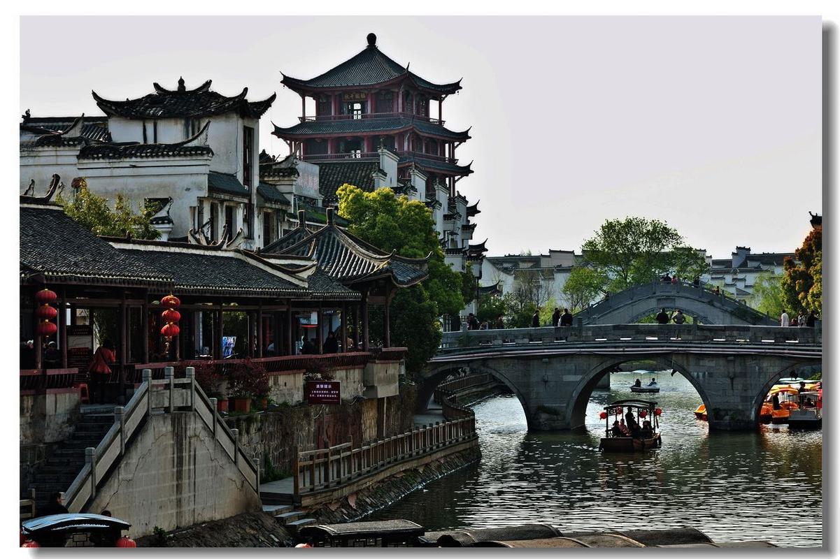 三河古镇的基本格局是:外环两岸,中峙三洲.