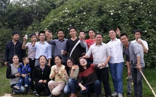 隍城镇团委组织开展迎五四公益环保登山活动