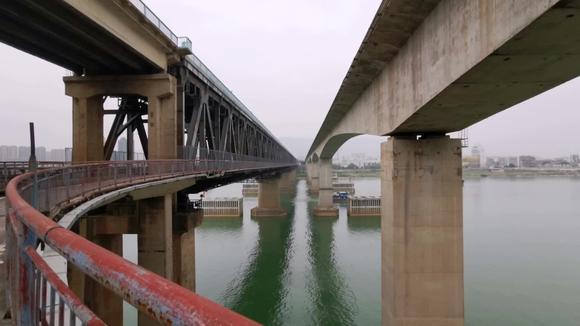 广东省肇庆市的西江大桥,一座双层跨江大桥,气势雄伟