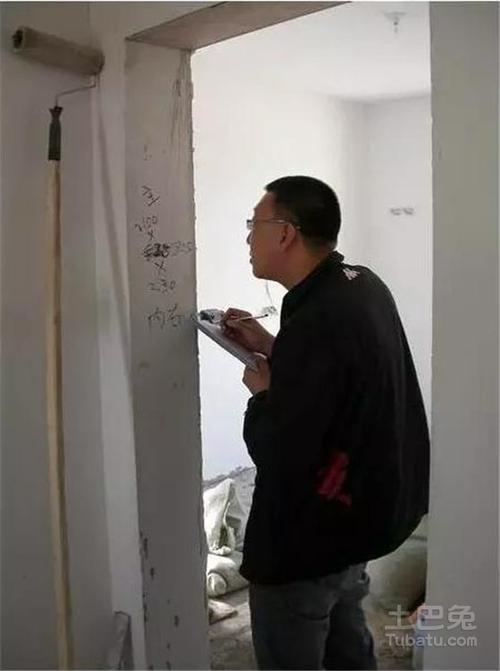 学装修 装修流程 木工施工验收   第二次测量是在厨房和卫生间的墙砖