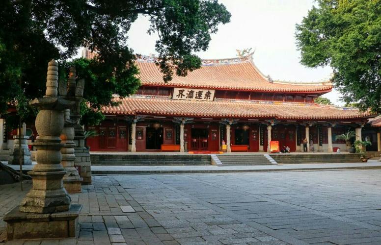 开元寺是福州省规模最大的佛教寺院,开元寺内的东,西双塔是泉州的