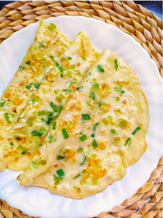 又软又嫩的葱花鸡蛋饼,超级好吃,大人小孩都喜欢的早餐饼