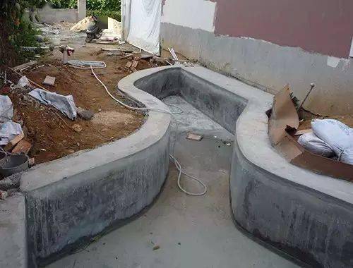 接下忙于房屋其它装修,鱼池建造暂时停止.休整了几个月,接着造.