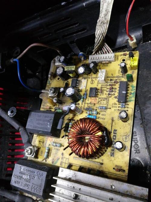 苏泊尔电磁炉显示e4,不加热有300v就是,有5v没有18v换过ob2226