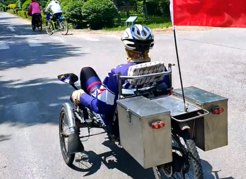 牛人改装电动三轮车,轮胎前面两个后面一个,还能躺着骑