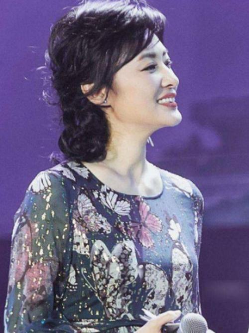 "央视一姐"周涛近照曝光,她太美了,美的让人窒息!