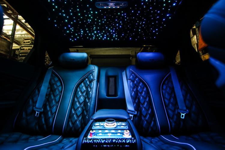 宾利灯,星空顶和艾美表,配置不输奔驰s级,但售价比s级便宜30万