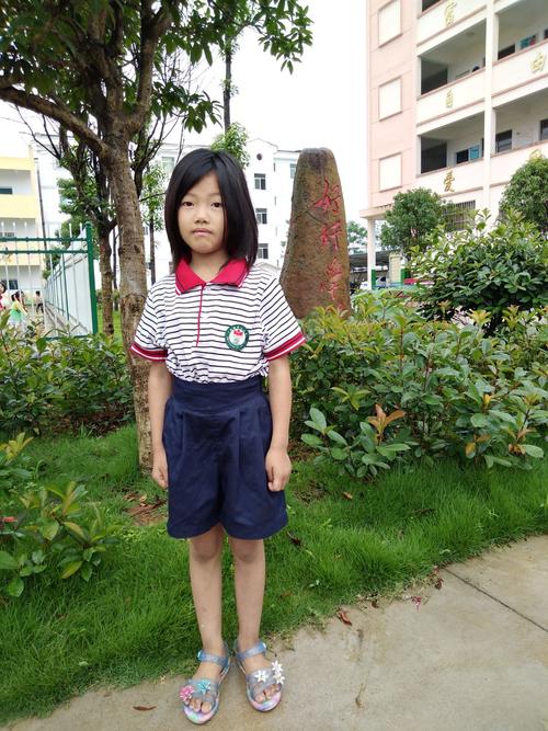 照片上的这个女孩叫康婷婷,是头陂镇中心小学二(3)班的插班