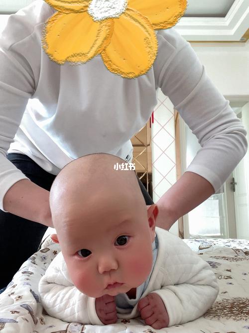宝宝刚三个月,抬头还是不太好,感觉头很重抬不起的样子,头总是摆不正