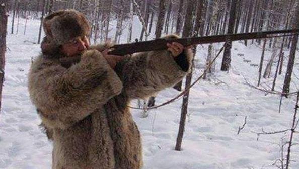 村中频繁出现恶狼,猎人竟与恶狼里应外合,村中傻子却救全村一命