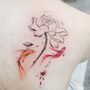 豪爽的李先生背部的鲤鱼戏水荷花纹身图案