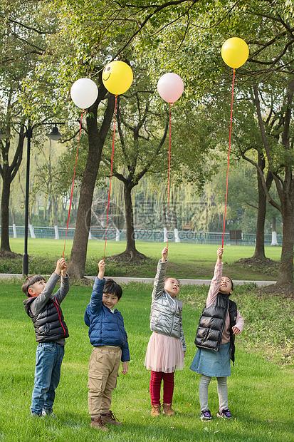 玩气球的小朋友