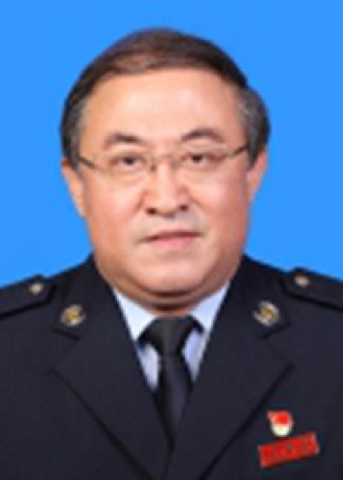 荆向东,男,汉族,1963年5月出生,山东平度人,1998年12月加入中国共产党