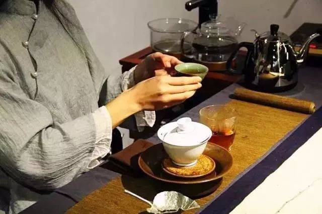 又到清明饮茶时,踏青归来,十里桃花,不如与你一起喝茶