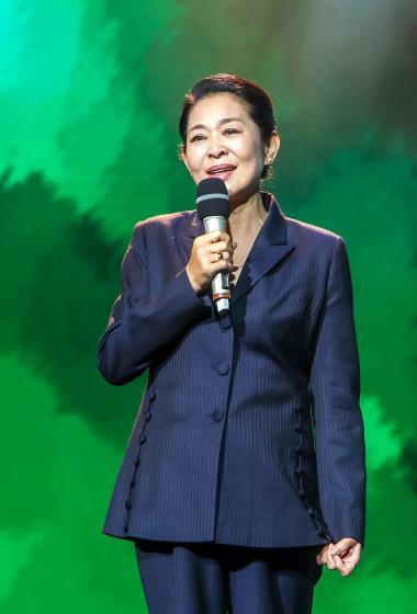 简介:倪萍西装温婉干练暖心现场照图片,分享一组倪萍图片给大家,图中