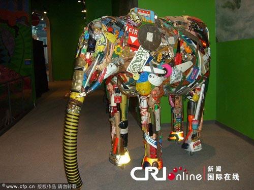 组图:美艺术家用垃圾制作艺术品 巧手变废为宝
