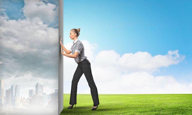 推开墙壁的女人图片