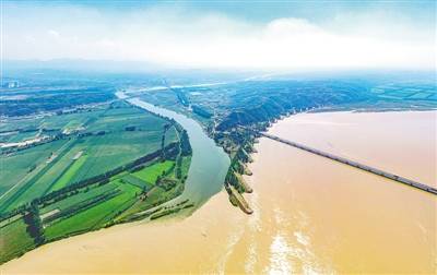 河洛汇流处,清澈的伊洛河水与黄河水界限分明