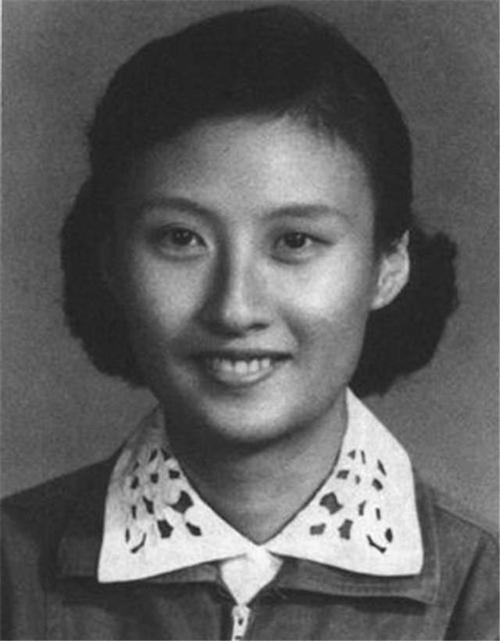 同年,黄宗英进军电影行业,出演个人首部电影《追》.