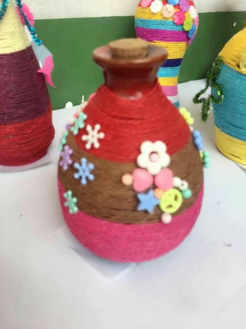 宜川县城关小学第十六届艺术节之美术节――三年级皱纹纸装饰瓶子