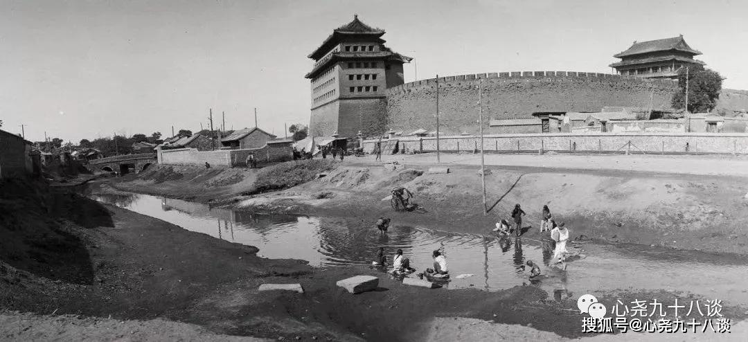 老照片中能够看到保存完整的德胜门整体防御建筑. 从 西北