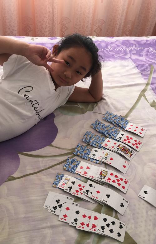 姥姥教我摆扑克,这种游戏叫摆别扭,它应该算是一种智力游戏,我喜欢.