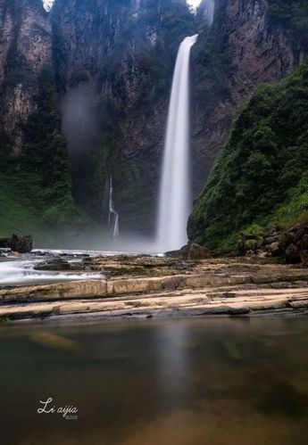 她落差高达236米,比有名的吉首德夯流沙瀑布(231米)高5米,为中国落差