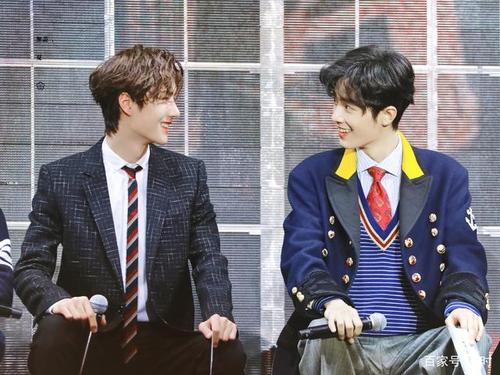 肖战,王一博对视合集!看了这组图,谁还能说他们关系不好?