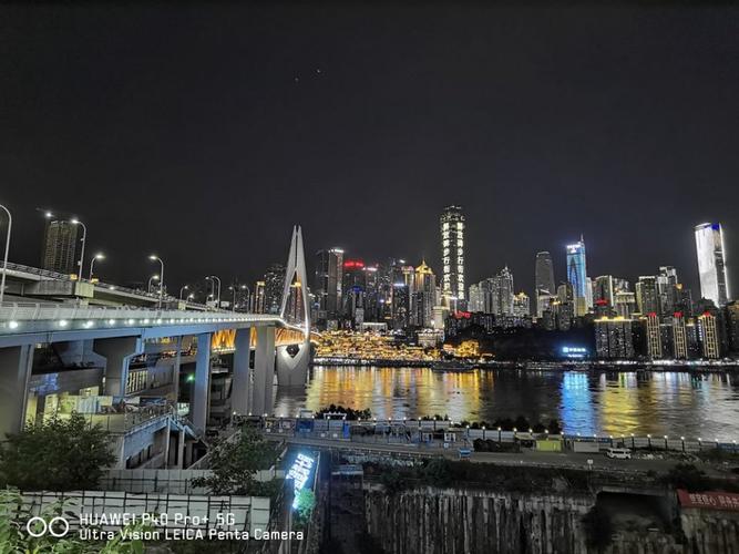 画面更加通透,而普通模式拍照时有种雾蒙蒙的感觉