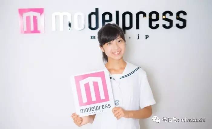 再来看看亚军贝贺琴莉吧~笑起来眼睛弯弯的很可爱啊~私底下自拍更好看